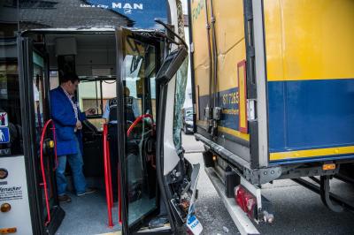 Hochdorf: Bus faehrt auf Sattelzug auf - Busfahrer verletzt